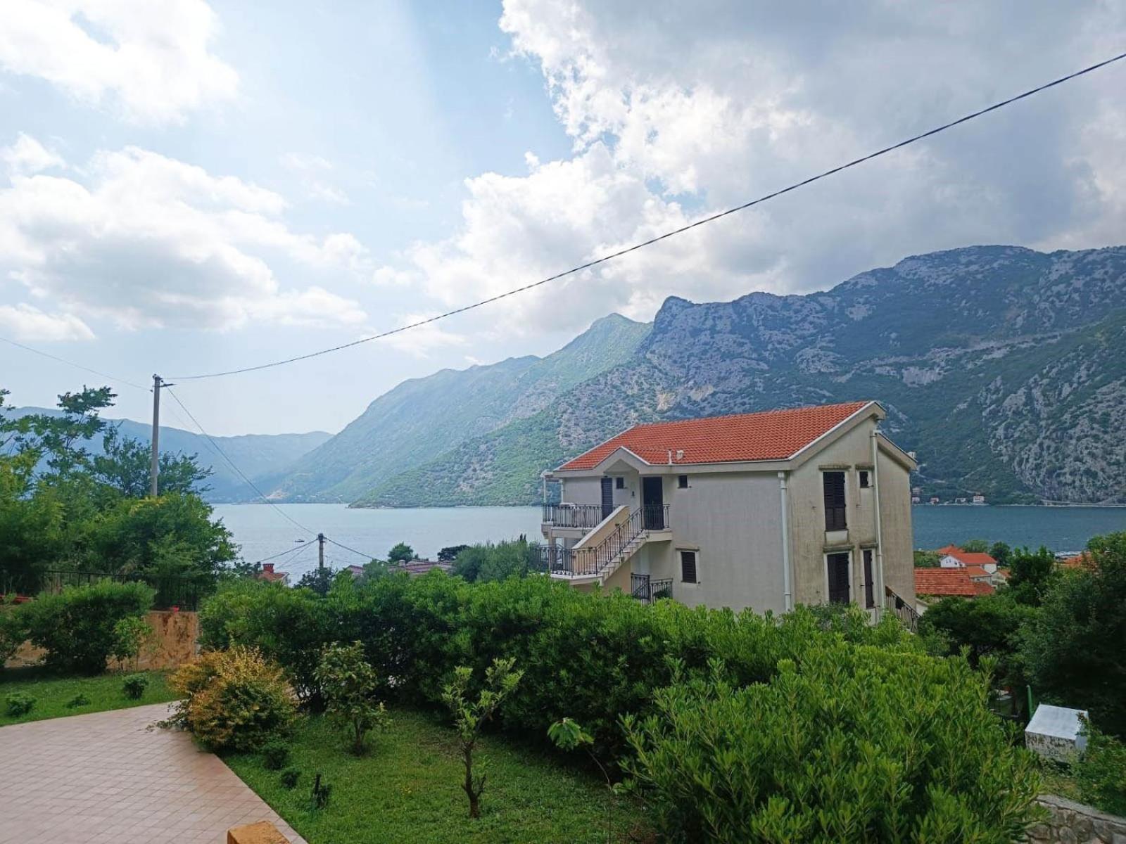 Villa Risan Apartments Esterno foto