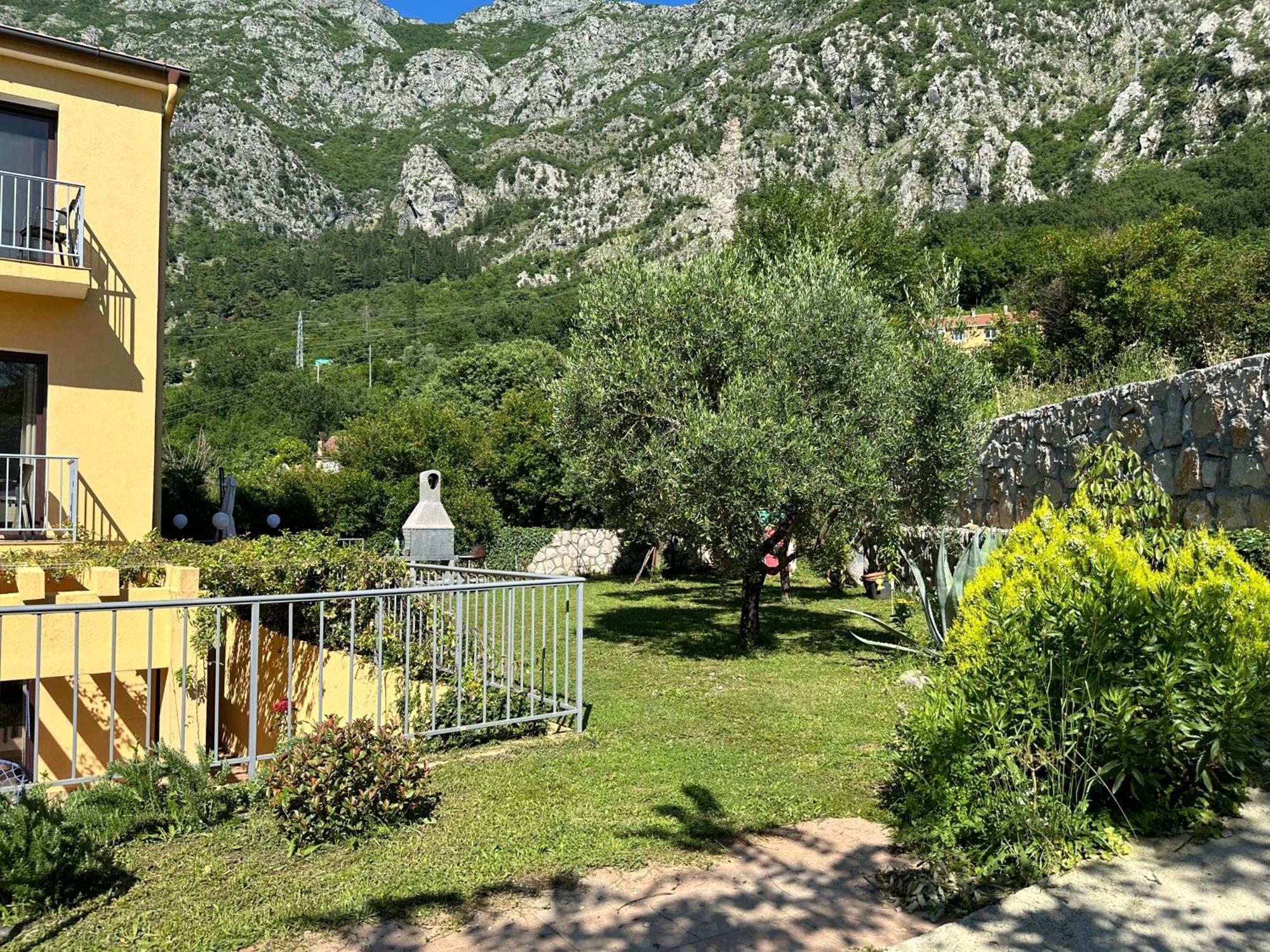 Villa Risan Apartments Esterno foto