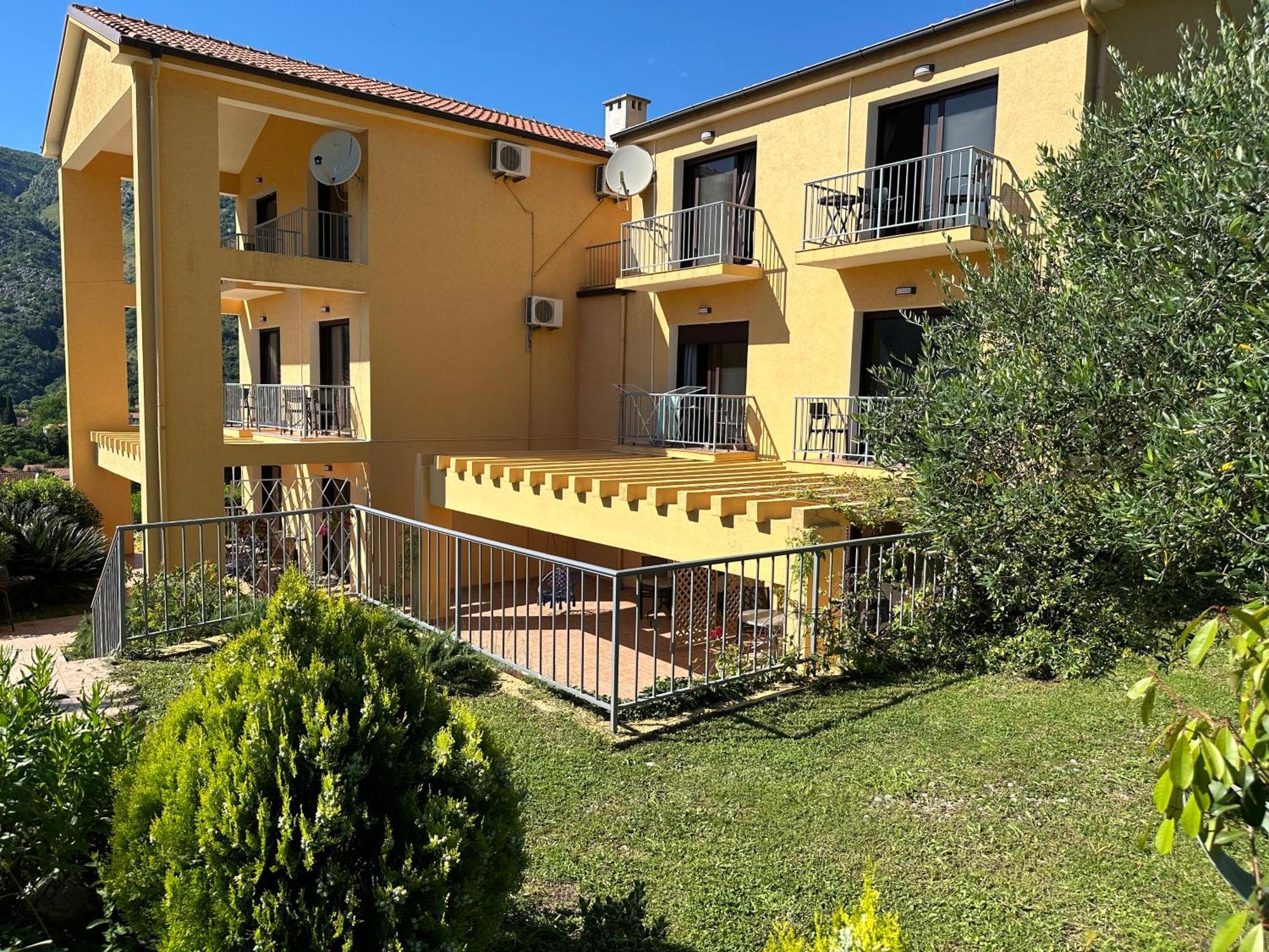 Villa Risan Apartments Esterno foto