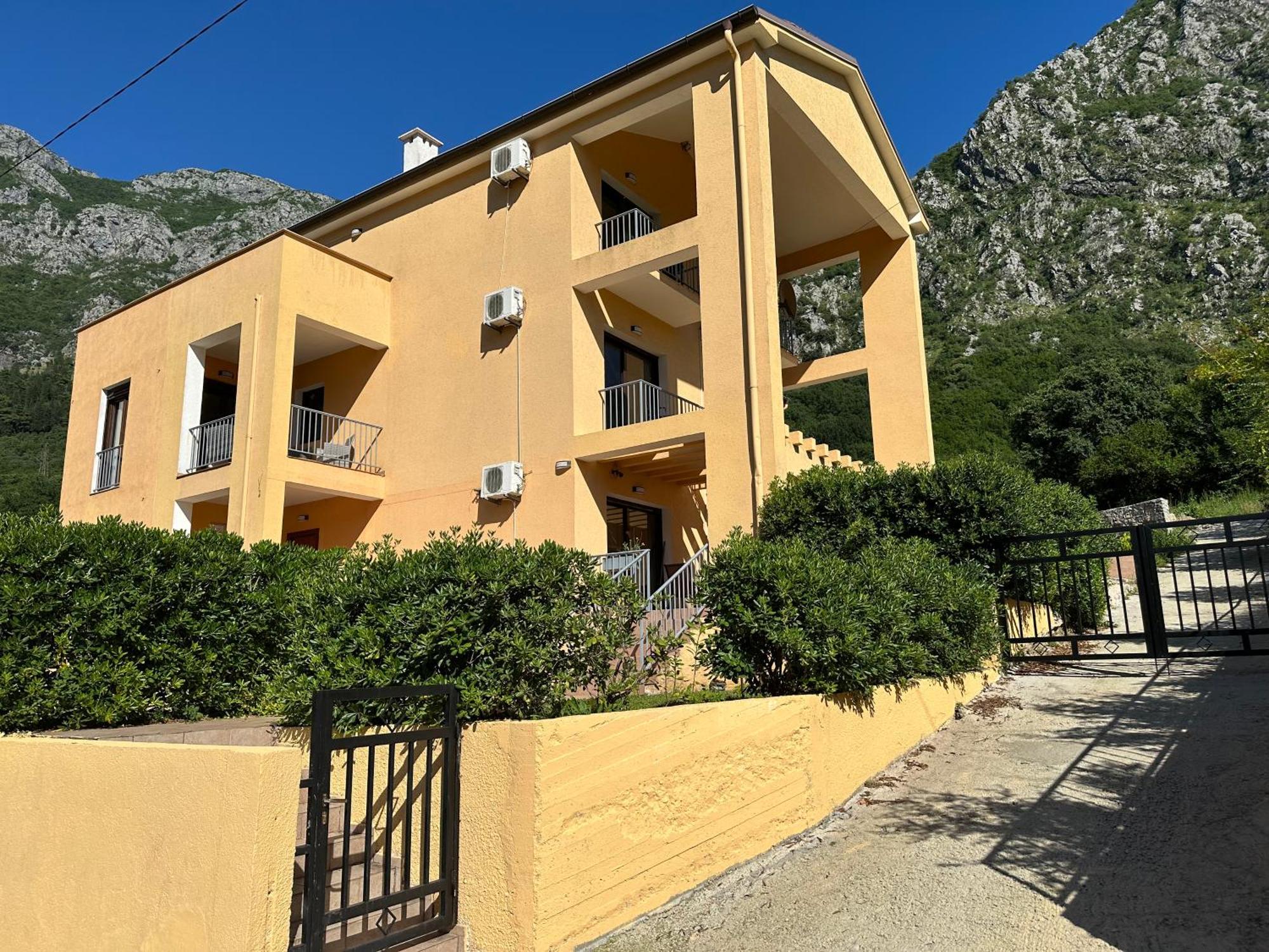 Villa Risan Apartments Esterno foto