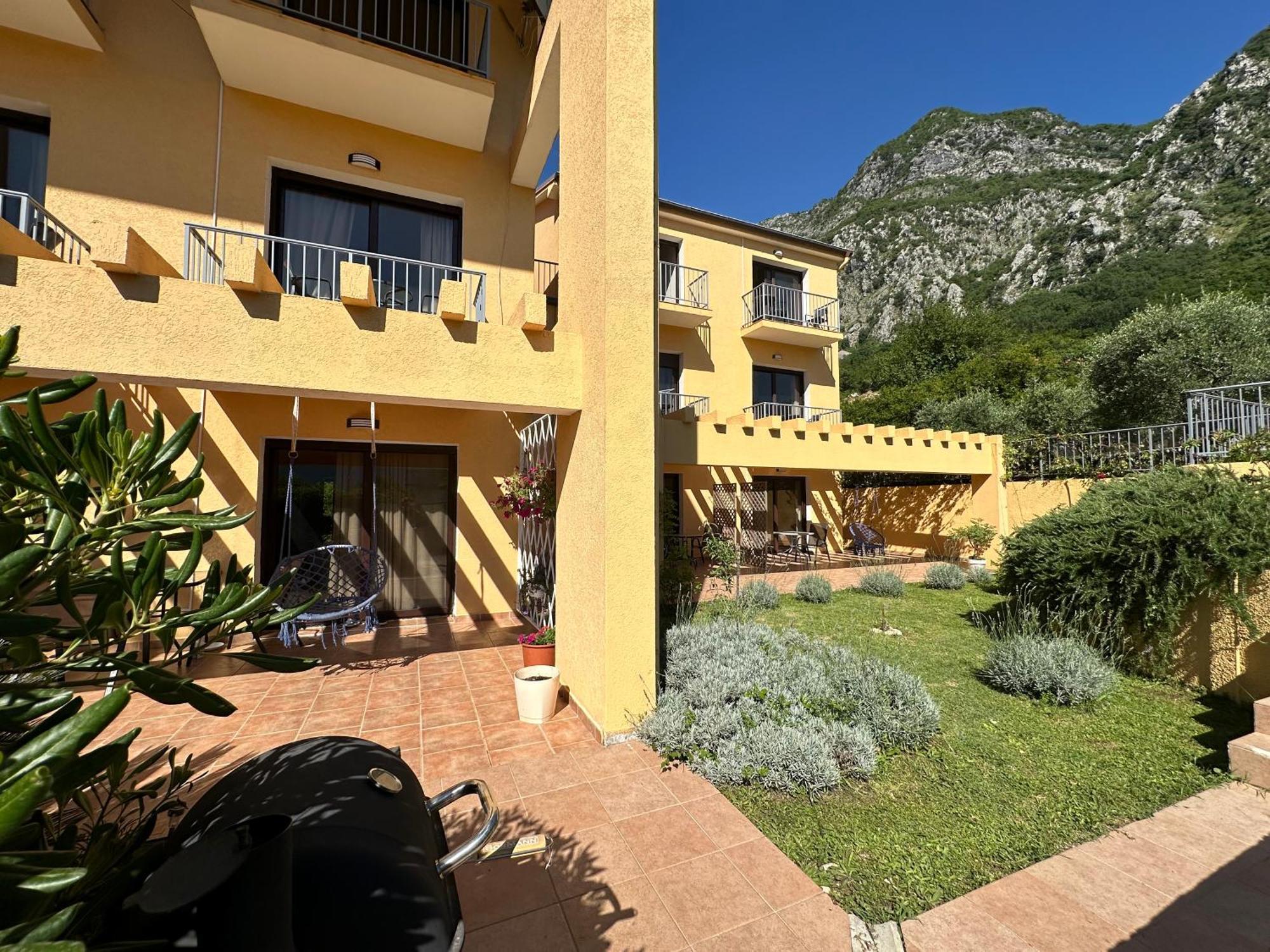 Villa Risan Apartments Esterno foto