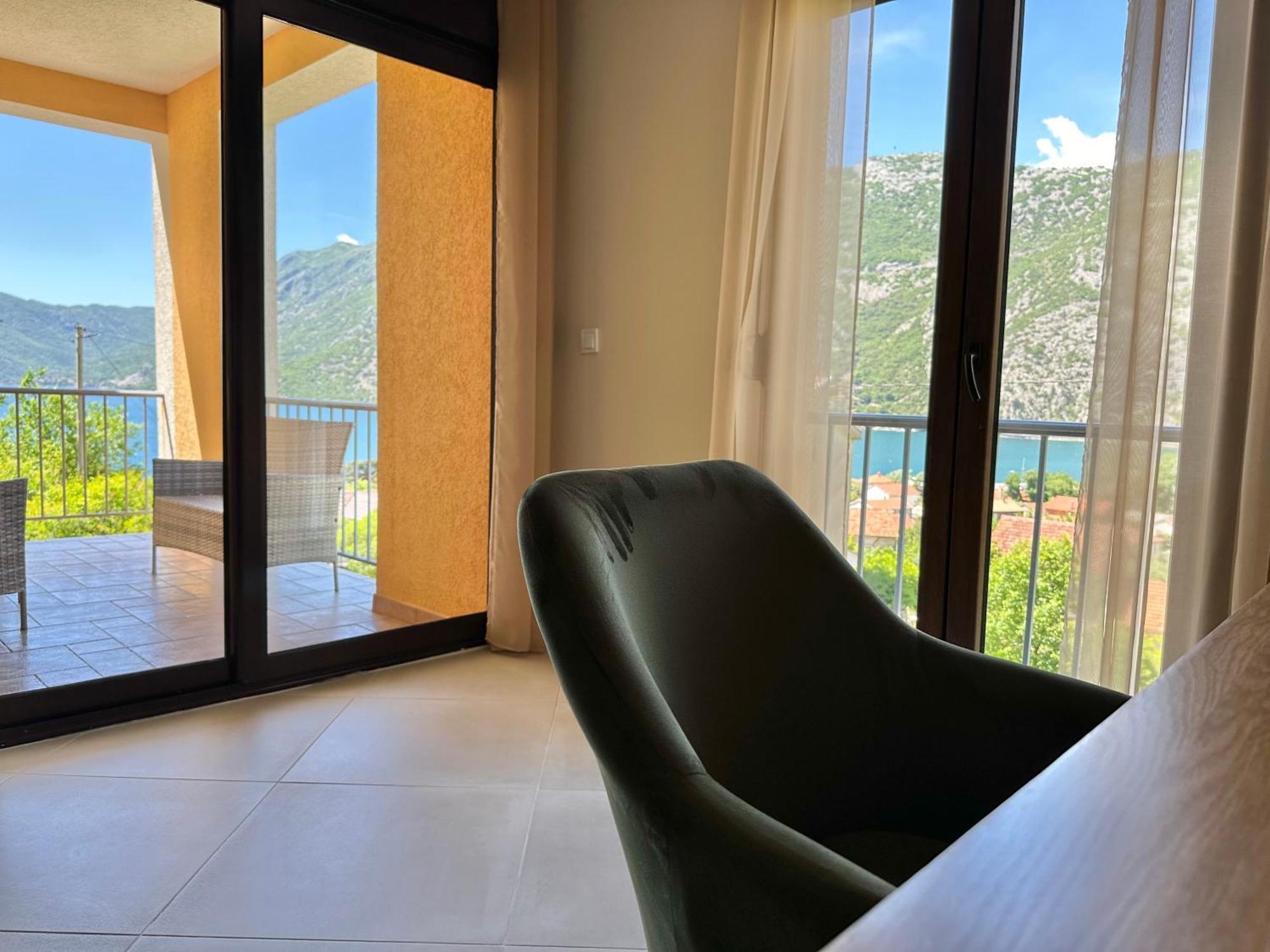 Villa Risan Apartments Esterno foto