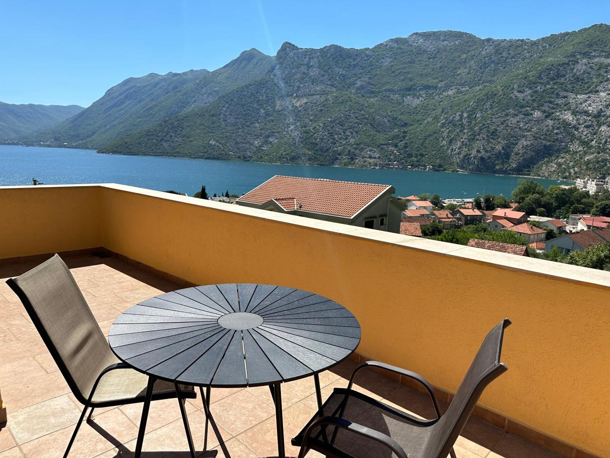 Villa Risan Apartments Esterno foto