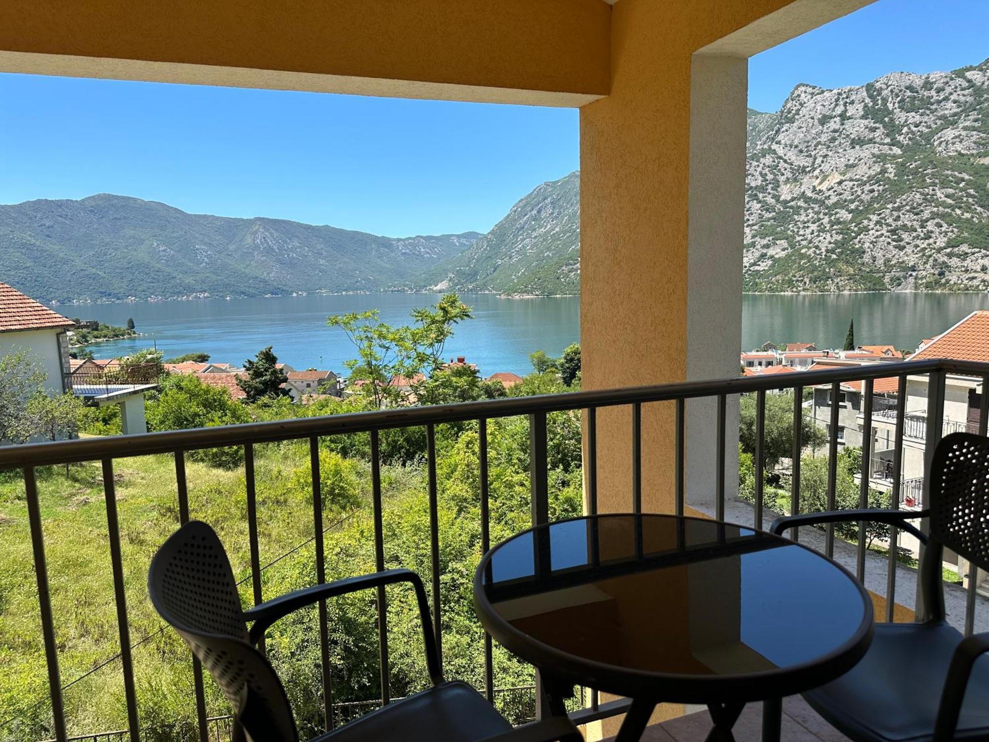 Villa Risan Apartments Esterno foto