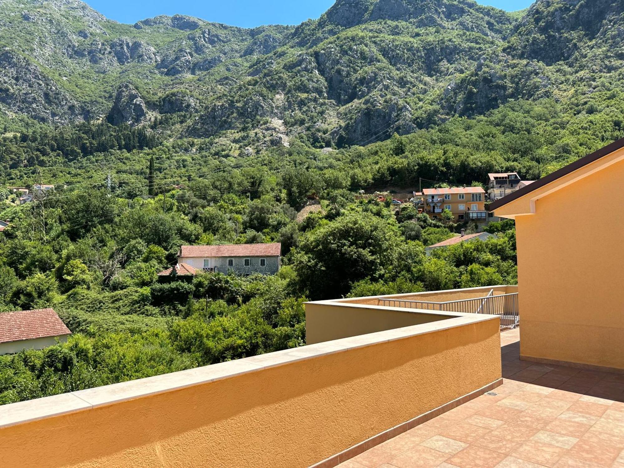 Villa Risan Apartments Esterno foto