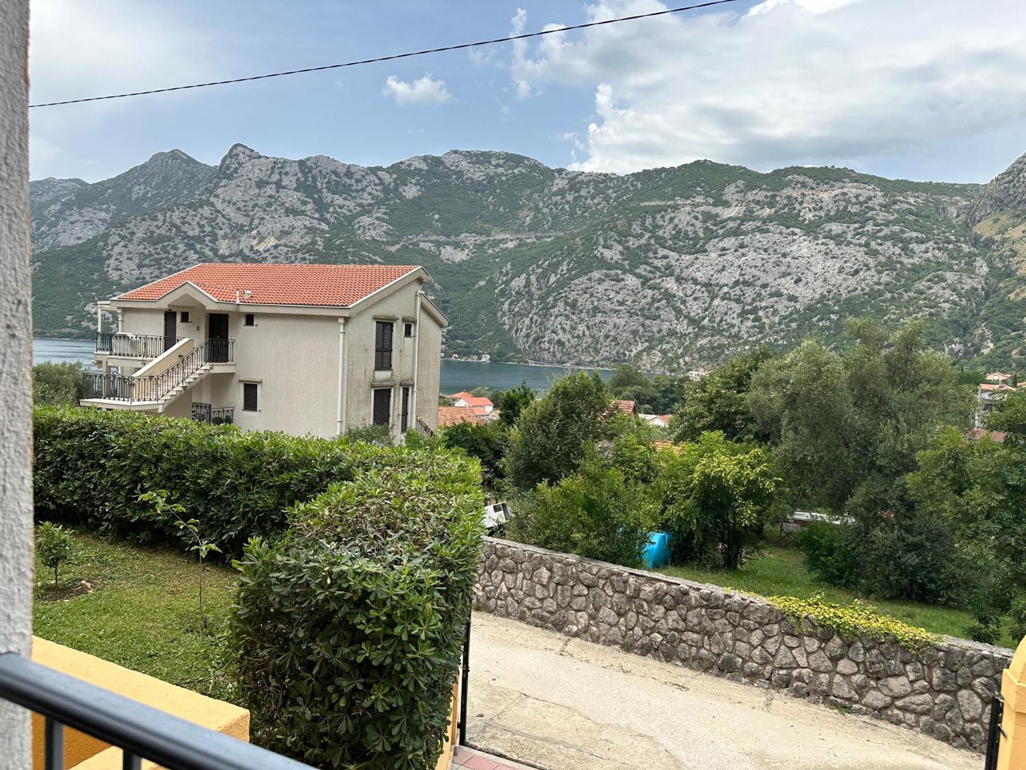 Villa Risan Apartments Esterno foto