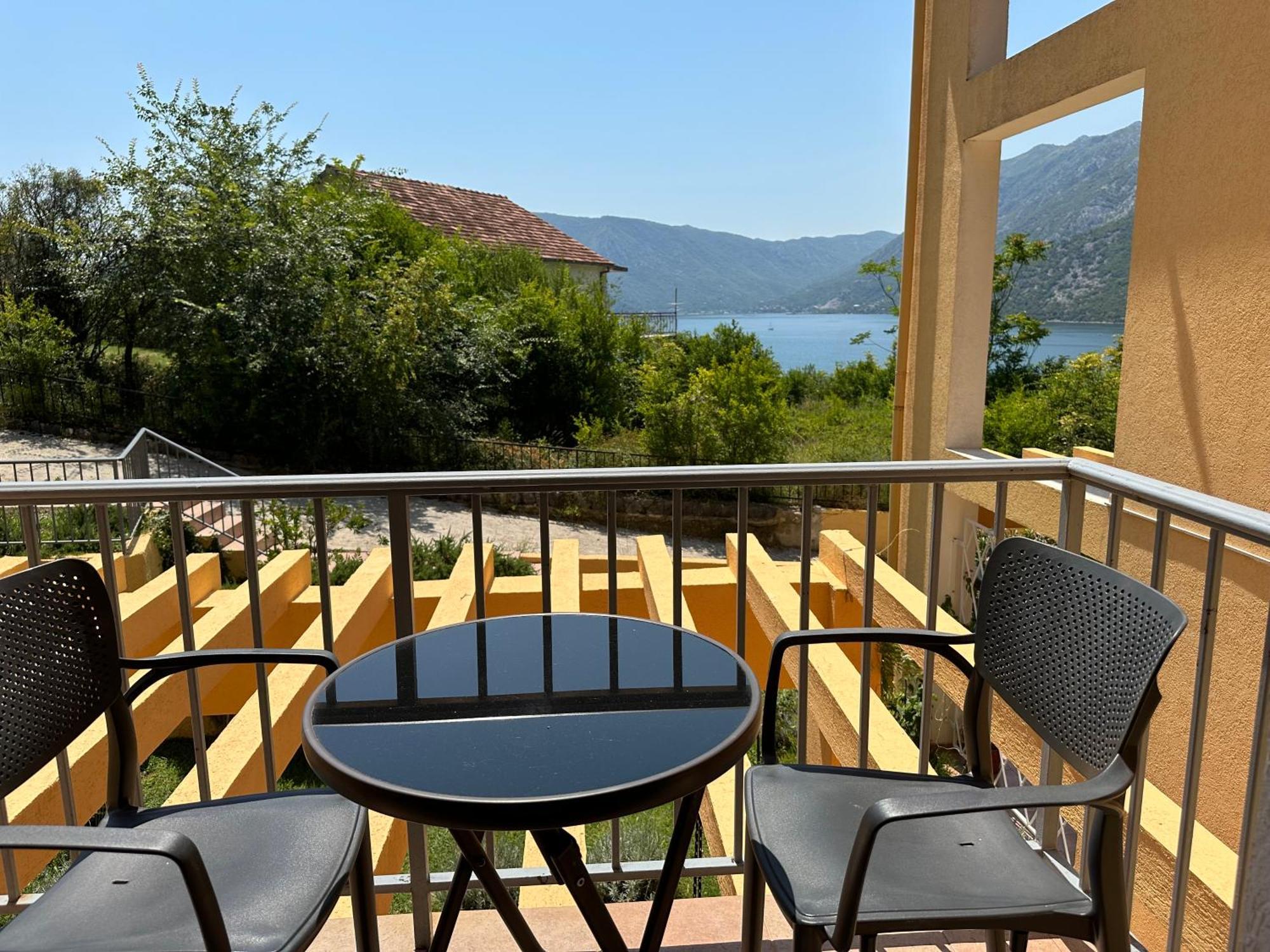 Villa Risan Apartments Esterno foto