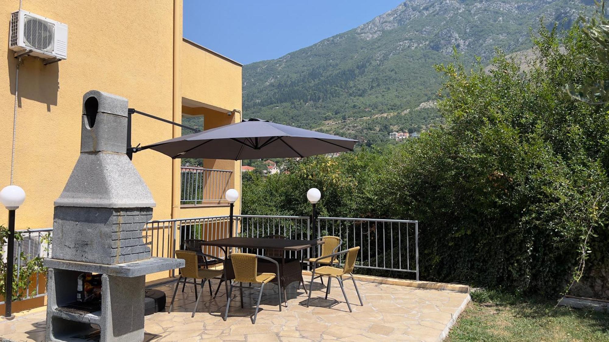 Villa Risan Apartments Esterno foto