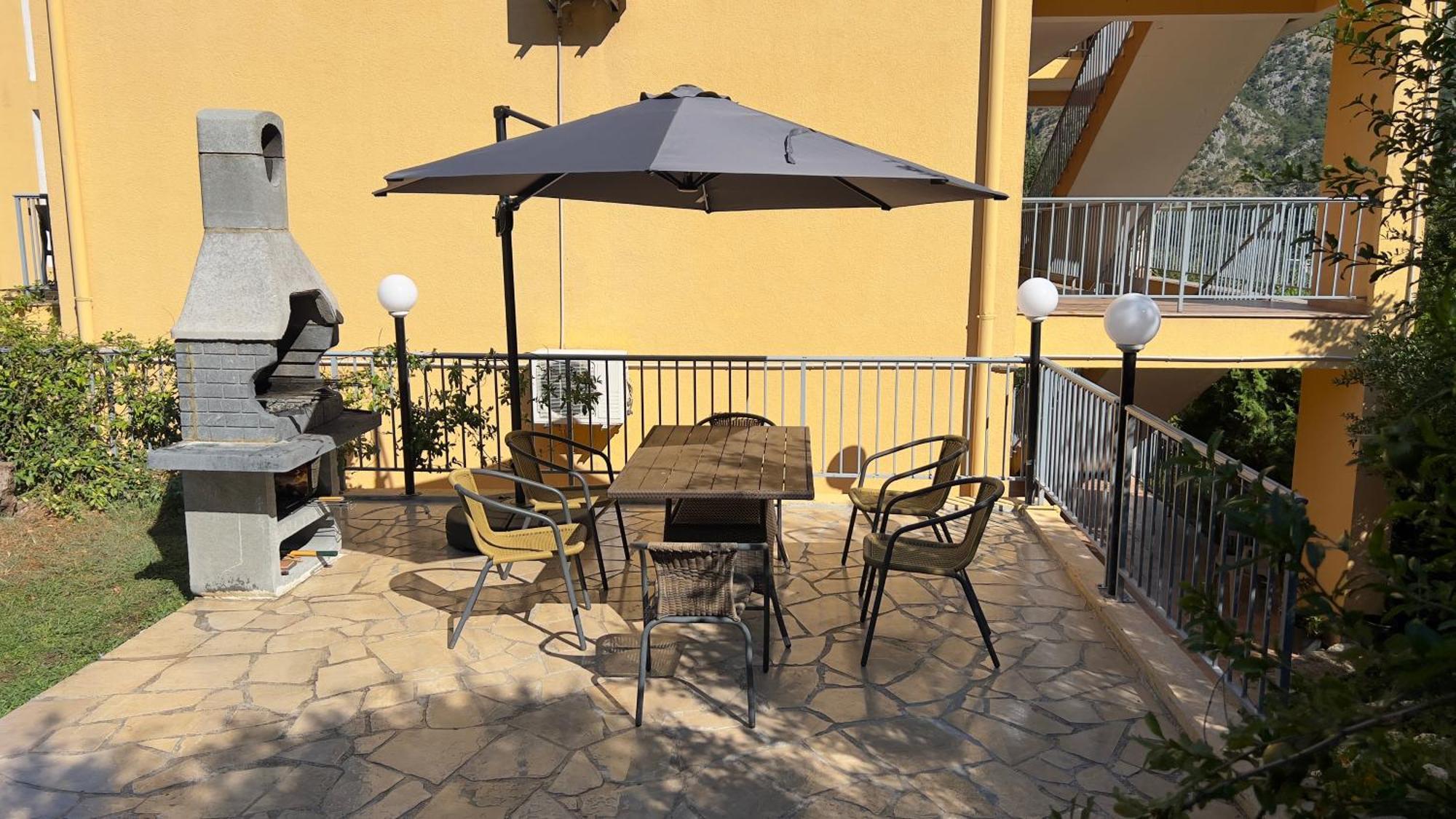 Villa Risan Apartments Esterno foto